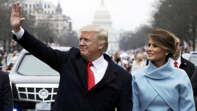 就任式を終え、議事堂前からペンシルベニア通りをホワイトハウスへ歩くトランプ新米大統領とメラニア夫人