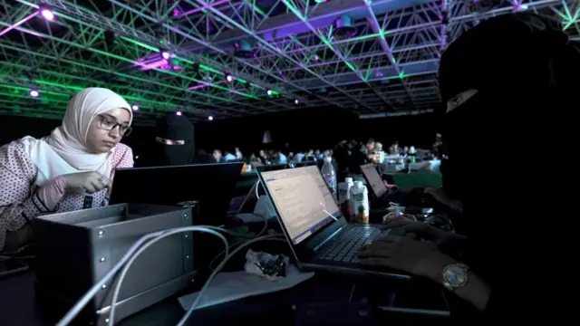 Mulheres sauditas usando computadorescriciuma e chapecoense palpiteJeddah (fotocriciuma e chapecoense palpitearquivo)