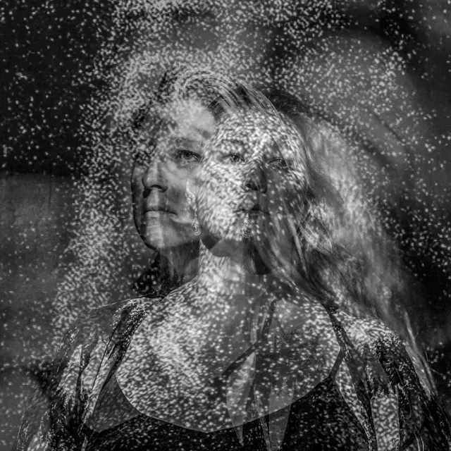 Retrato de una mujer en varios ángulos.