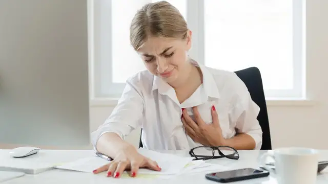 Mujer con dolor en el pecho