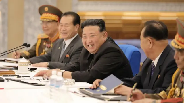 김정은 북한 국무위원장이 2022년 6월 조선노동당 중앙군사위원회 확대회의에 참석하고 있다