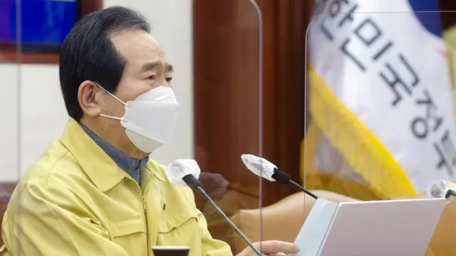 정세균 국무총리는 "이번 조정방안은 영업장의 '문을 닫게 하는' 방역에서 '국민이 스스로 실천하고 참여하는' 방역으로 전환하기 위한 것"이라고 설명했다