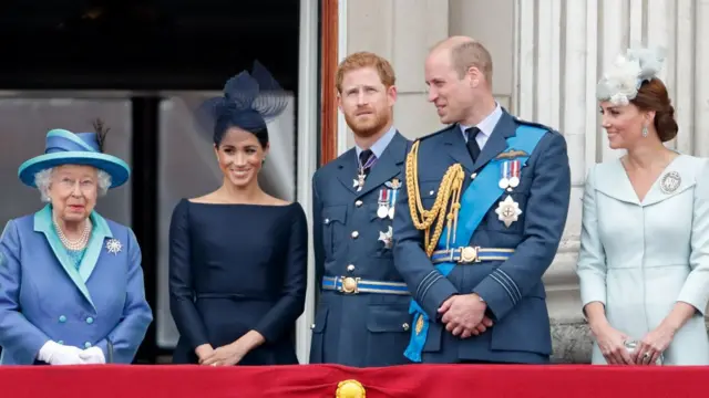 Rainha Elizabeth II, Meghan, Duquesa de Sussex, Príncipe Harry, Duque de Sussex, Príncipe William, Duque de Cambridge e Catherine, Duquesa de Cambridge assistem a um sobrevoo para marcar o centenário da Força Aérea Real da sacada do Palácio de Buckingham em 10 de julho de 2018