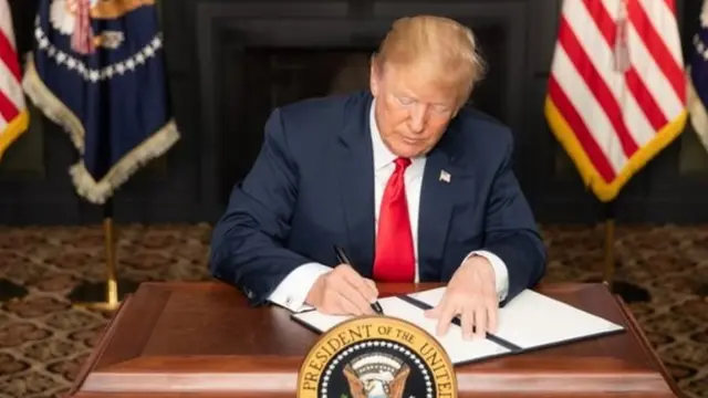 ترامپ در حال امضای بیانیه درباره بازگرداندن تحریم‌ها علیه ایران