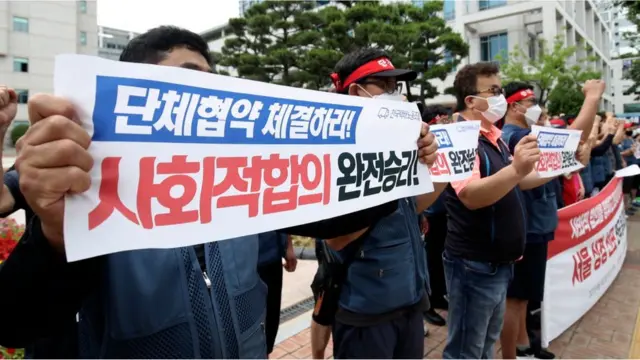 택배노동자들이 과로사 방지를 위한 실질적인 사회적 합의 이행을 촉구하고 있다