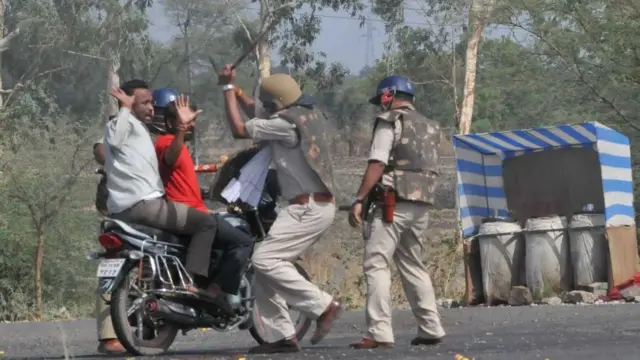 मंदसौर में सड़क पर उतरे किसान