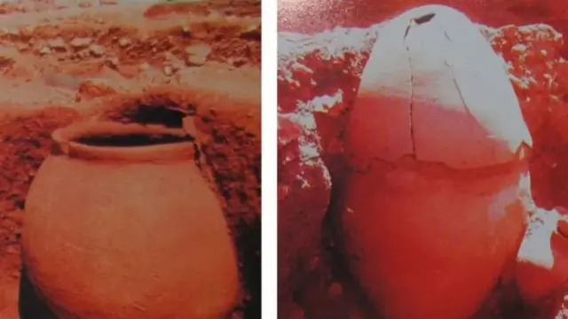 ஆதிச்சநல்லூரில் கிடைத்த மூடி இல்லாத மற்றும் மூடியுடைய முதுமக்கள் தாழிகள் (கோப்புப்படம்)