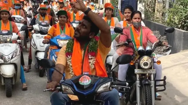 स्कूटी से रैली करते बीजेपी उम्मीदवार पवन एन