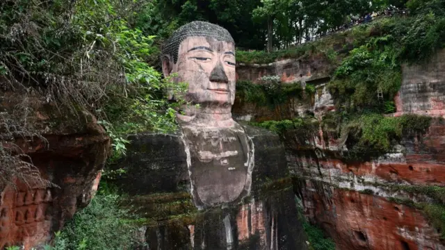 تمثال ليشان بوذا العملاق عند نقطة التقاء ثلاثة أنهار في الجزء الجنوبي لمحافظة سيشوان، بالقرب من مدينة ليشان في الصين