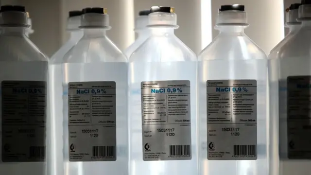 Бутылки с раствором соли