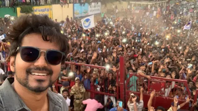 100க்கும் மேற்பட்ட உள்ளாட்சி இடங்களில் விஜய் மக்கள் இயக்கத்தினர் வென்றதாக நடிகர் விஜய் தரப்பில் கூறப்பட்டுள்ளது.