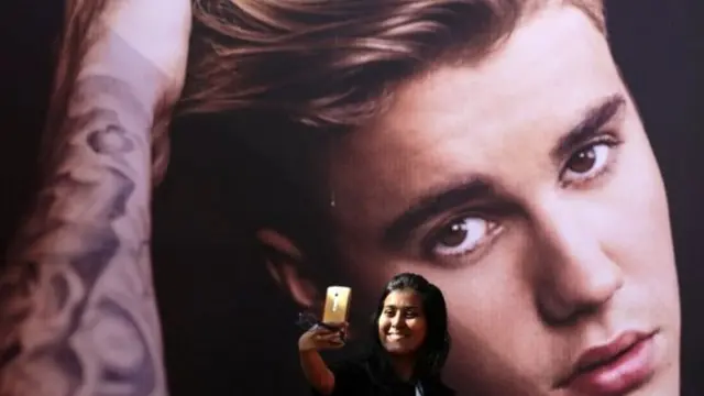 செல்ஃபி எடுத்துகொள்ளும் ரசிகை