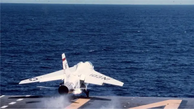 On pense que la bombe perdue sur le côté de l'USS Ticonderoga se trouve à 80 km au large d'Okinawa, au Japon.