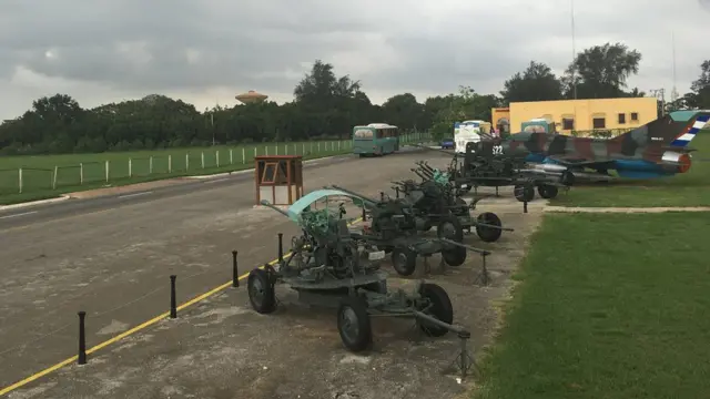 Trưng bày vũ khí, xe pháo và máy bay trong khu vực của Pháo đài Castillo de la Real Fuerza