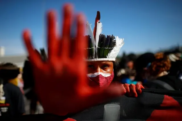 Indígena protesta contra Bolsonaro em Brasília
