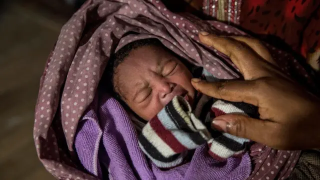 Ọmọ tuntun kan tí wọ́n wé láṣọ