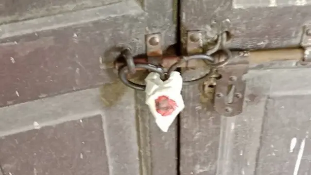 सील किया हुआ दरवाज़ा