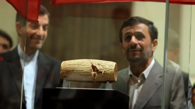 أحمدي نجاد واسطوانة كورش