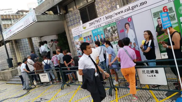 澳门选民在票站外排队等候投票