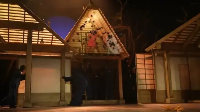 引っ越した家で「まっくろくろすけ」に出会うメイ（RSC舞台「My Neighbour Totoro」を紹介したBBC動画より）