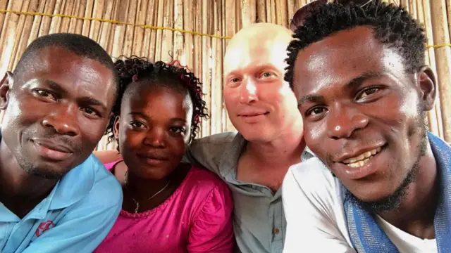 اینجا هونیود (چپ) در کنار دوست آریشگرش پاولین و ریکو ساکینن هنرمند فنلاندی و نوازنده محلی گوستاو