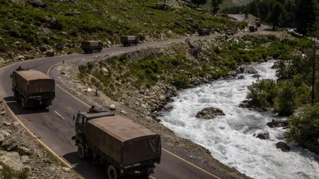 இந்திய - சீன மெய்யான கட்டுப்பாட்டுக்கோட்டுக்கு அருகே லேவை நோக்கிச் செல்லும் இந்திய ராணுவ வாகன அணி ஒன்று.