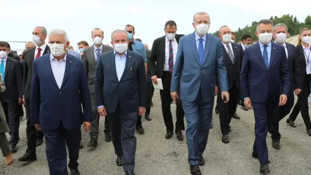 খাল প্রকল্পে সরেজমিন ঘুরে দেখছেন প্রেসিডেন্ট এরদোয়ান। (ডান থেকে দ্বিতীয়)।