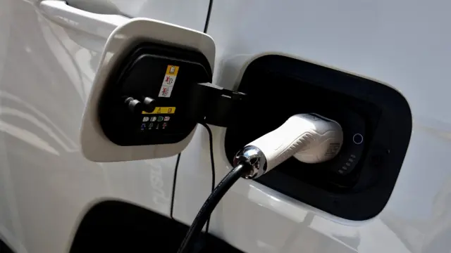 Voiture électrique branchée sur une prise de charge