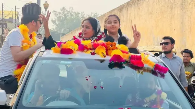 सना ख़ानम ने चुनाव से कुछ दिन पहले ही शादी की थीं और अपने पति के साथ आम आदमी पार्टी में शामिल हुईं थीं