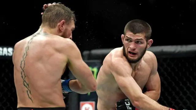 Khabib Nurmagomedov (derecha) en pleno combate contra Conor McGregor.