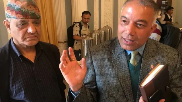 सुशील ज्ञवाली (दायाँ)