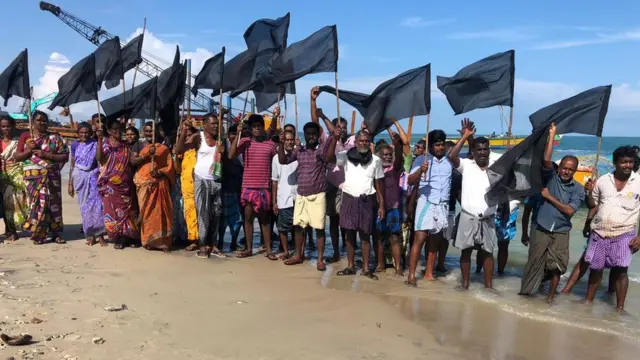 கடலில் இறங்கி ஆர்ப்பாட்டம்.