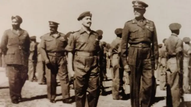 సైనికులతో జనరల్ కరియప్ప