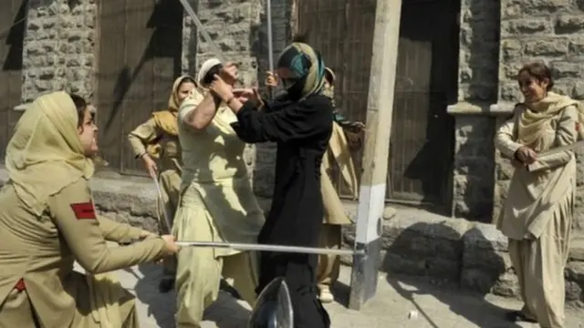 પોલીસ અને મહિલાઓ