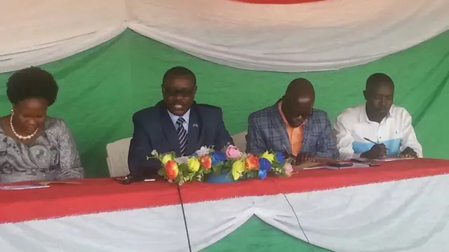 Umufasha mu bushikiranganji bw'intwaro yo hagati, Therence Ntahiraja (hagati) avuga ko n'abakozi ba leta basanzwe bakatwa amahera, bazosubira kuyatanga hageze ayo mu ngo