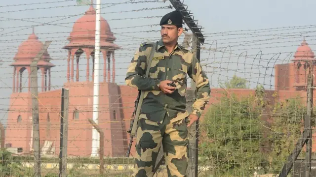 எல்லை பாதுகாப்பு படையினர் - பி எஸ் எஃப்