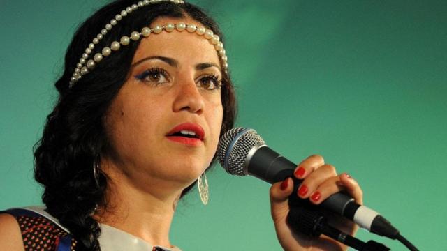 Emel Mathlouthi é conhecida como "a voz da revolução da Tunísia" depois que Kelmti Horra ("Minha Palava é Livre") virou o hino da Primavera Árabe