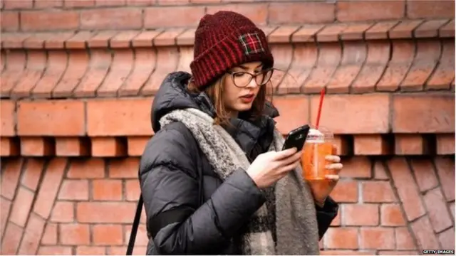 फोन देखते हुए एक लड़की