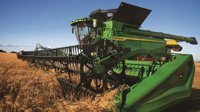 US farmers win right to repair John Deere equipment - BBC News