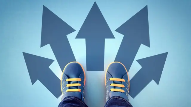 Zapatillas sobre flechas en varias direcciones.