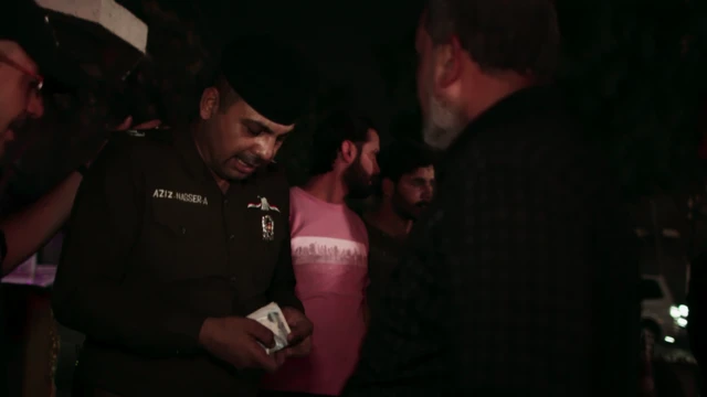 Mayor Aziz Nasser dikelilingi banyak orang di jalanan di Baghdad