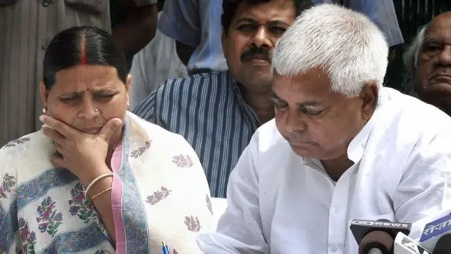 தனது மனைவியுடன் லாலு பிரசாத் யாதவ் (கோப்புப் படம்)