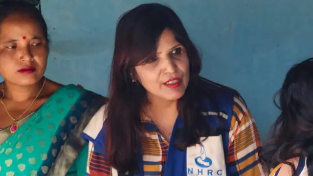 जानकारी लिँदै महिलाअधिकारकर्मी