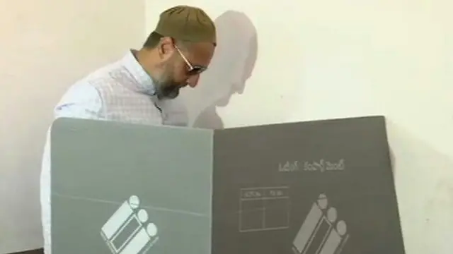 ఓటు హక్కు వినియోగించుకుంటున్న హైదారాబాద్ ఎంఐఎం అభ్యర్థి అసదుద్దీన్ ఓవైసీ