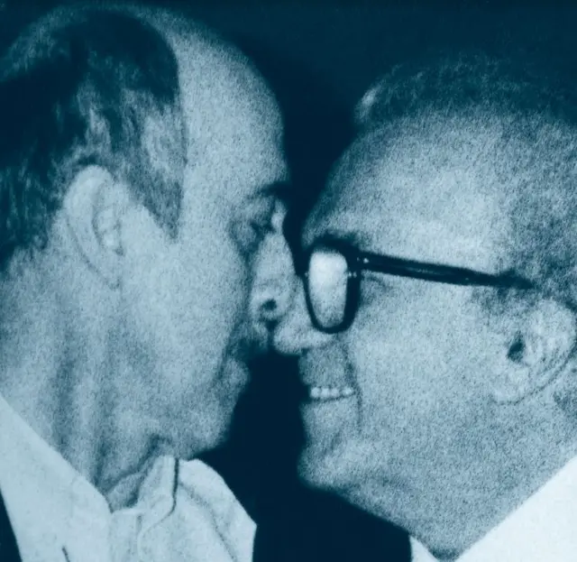 Отара Иоселиани связывает тесная дружба с ведущими мастерами мирового кино. Вместе с Федерико Феллини