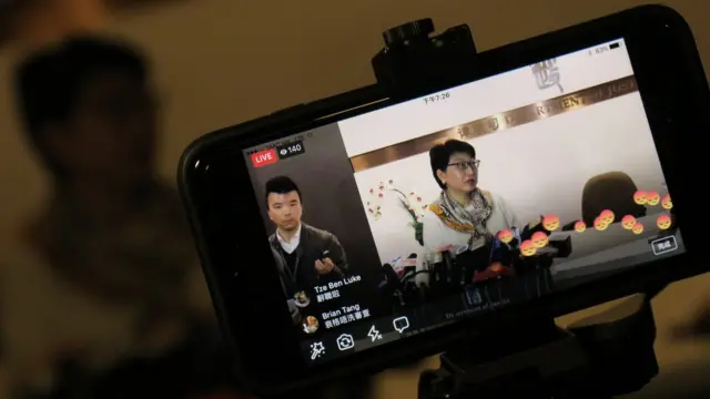 鄭若驊一場新聞發佈會上某媒體Facebook直播屏幕中湧現憤怒圖標（BBC中文網圖片10/1/2018）