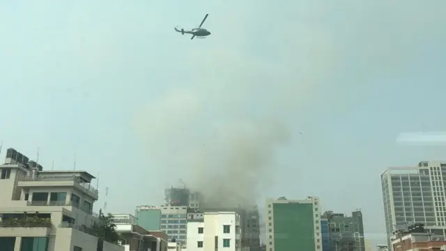 আগুন লাগা ভবনের ওপর দিয়ে চক্কর দিচ্ছে বিমান বাহিনীর হেলিকপ্টার