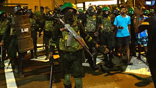 શ્રીલંકાનીએ સેનાએ પ્રદર્શનકારીઓના કૅમ્પ પર દરોડા પાડ્યા