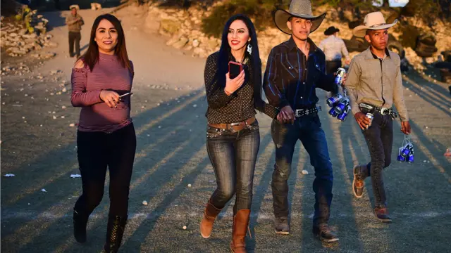 Invitados llegan a pie