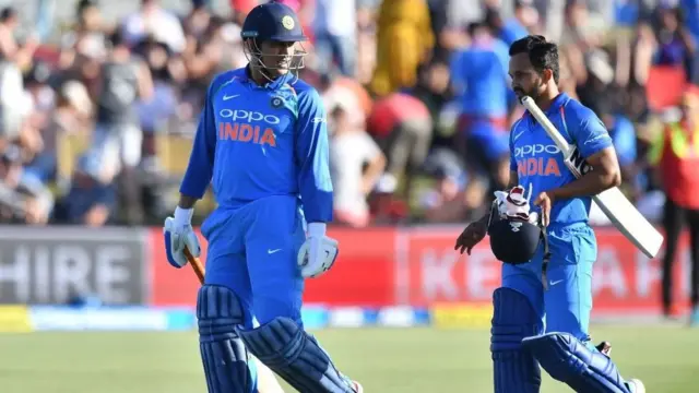 महेंद्रसिंग धोनी: 'तुझ्या बॉलिंगवर फटके पडले तर जबाबदारी माझी'